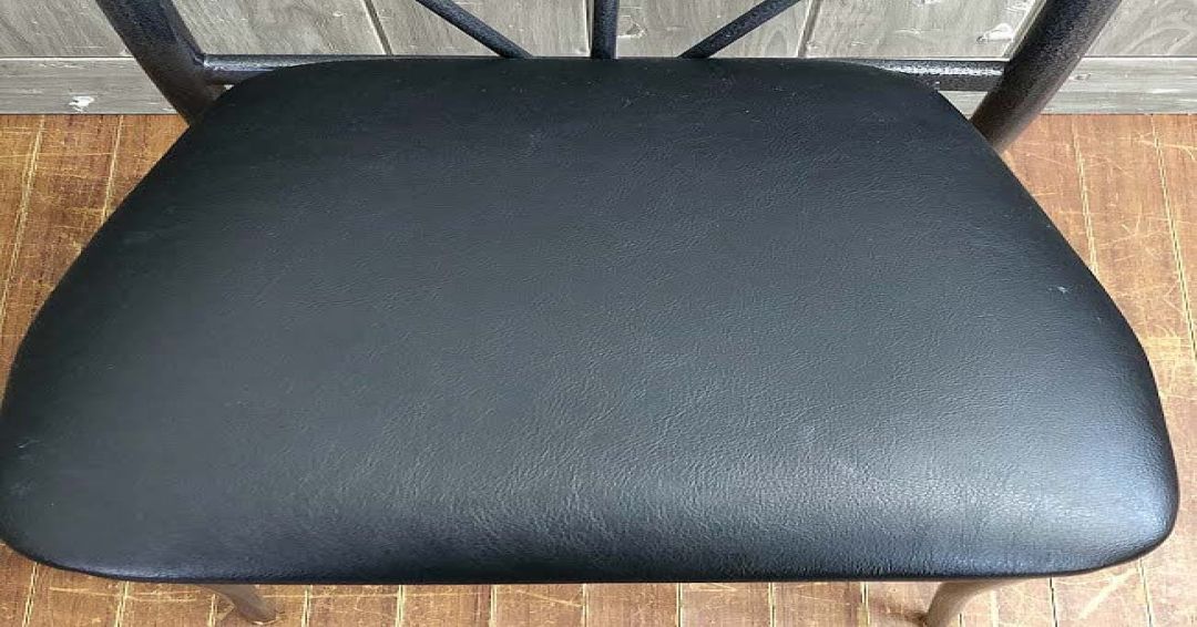 ダイニングチェア　ブラック　カフェチェア　クッションチェア　食卓　イス　いす